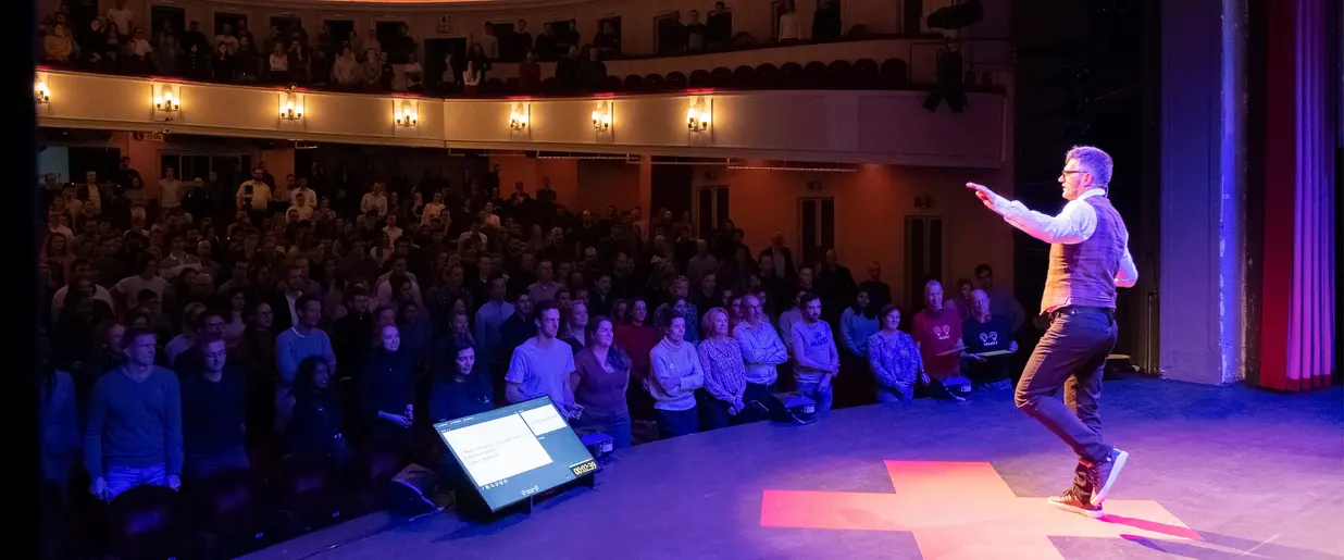Johan D'Haeseleer op het podium tijdens een keynote